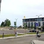 Unique Location With Parking Apartment *