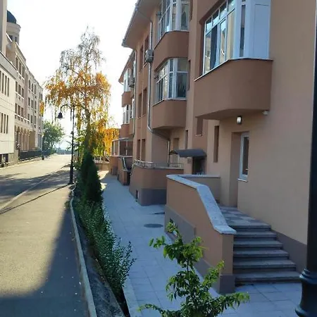 Unique Location With Parking شقة *