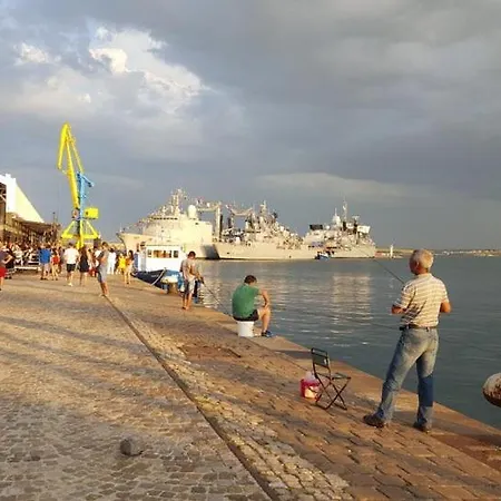 Unique Location With Parking شقة *