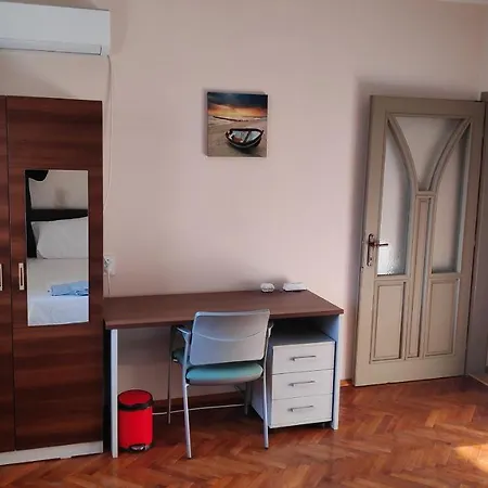 Unique Location With Parking דירה *