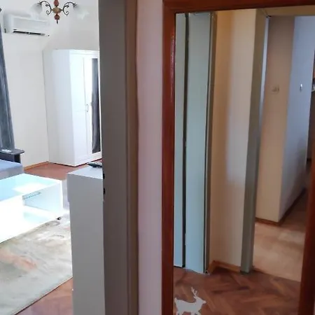 Unique Location With Parking Apartament *
